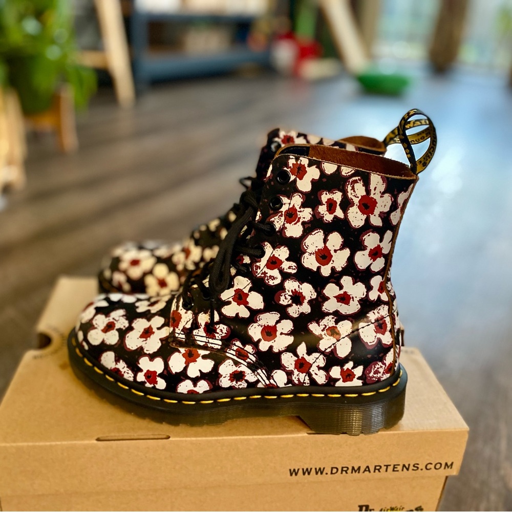 DR MARTENS Pansy Fayre Black White Red Leather 1460 Boots - UK4 / EUR37 - US 6 - Picture 3 of 7